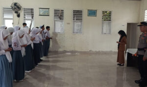 Police Go To School, Kapolsek Ampana Kota Ajak Siswa SMKN 4 Tertib Lalu lintas dan Jauhi Narkoba